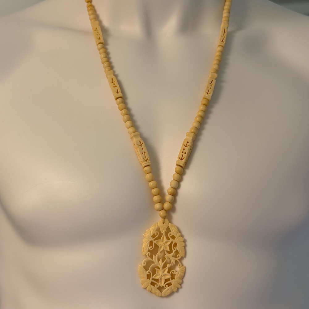 Vintage Women Carved Floral Pendant Fish Bone Necklace Cream Beaded Boho 31 Inch